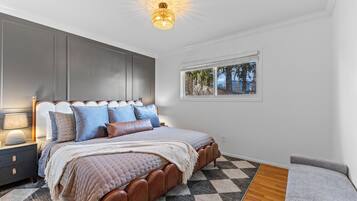 3 bedrooms, iron/ironing board, WiFi, bed sheets