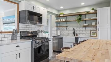 Een koelkast, een microgolfoven, een oven, een kookplaat