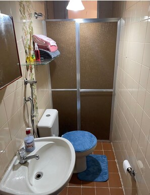 Toalhas de banho, papel higiênico