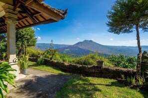 Property grounds - Lake View Hotel AND Restaurant (Kintamani)