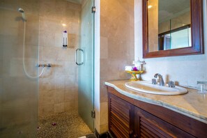 Bathroom - Lake View Hotel AND Restaurant (Kintamani)