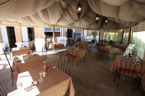 Outdoor dining - Les 3 Metis Hotel and Restaurant (Antananarivo)