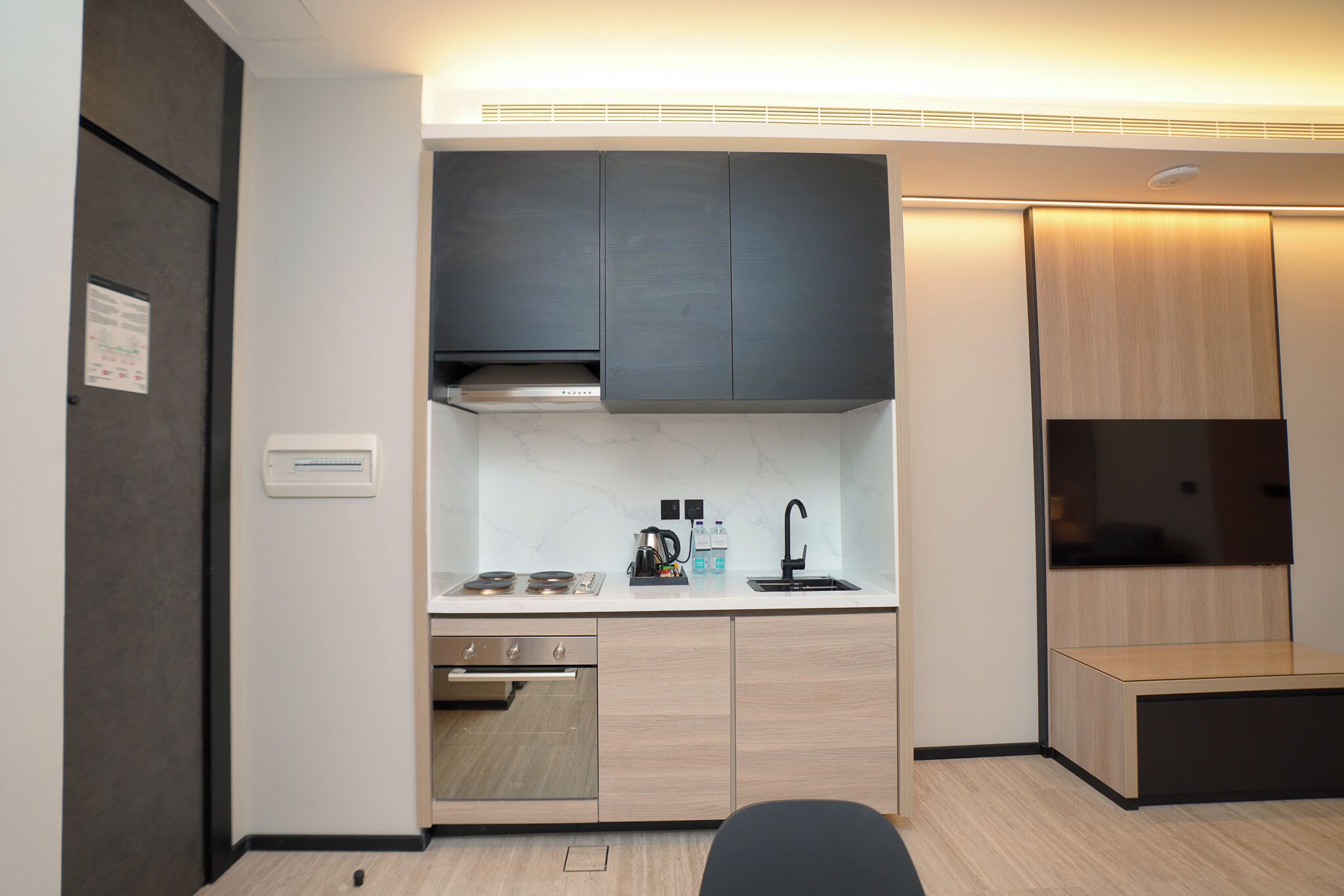 Cocina compacta con horno integrado, pileta y microondas.