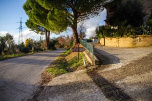 A rural road with a sign reading "VICASAL EDILUJA" and a tree-lined path. - Casa Lino Saturnia - Poggio Capanne (Capanne)