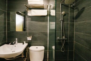 A bathroom with a sink, toilet, and shower. - Golden Roof Hotel Sunway Ipoh (Ipoh)