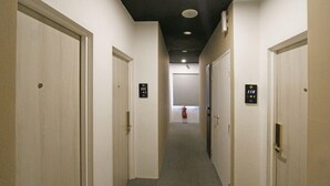 Ein Flur mit den Zimmertüren 121 und 118, der zu Zimmern führt.