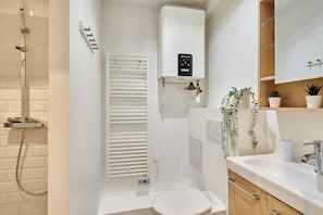 Apartment | Bathroom | Hair dryer, soap, shampoo - Charming Studio Center of Paris Le Marais (Paris)
