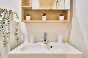 Apartment | Bathroom | Hair dryer, soap, shampoo - Charming Studio Center of Paris Le Marais (Paris)