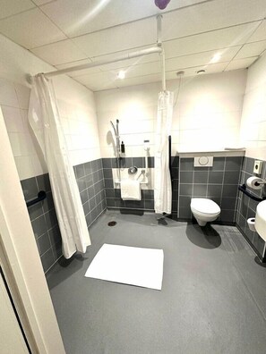 Bathroom - Ibis Budget Bradford (Bradford)