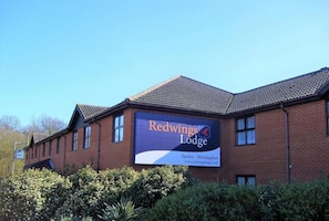 Exterior - Redwings Lodge (Huntingdon)