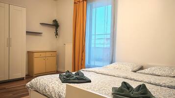 Strykejern/-brett, internettilgang og sengetøy