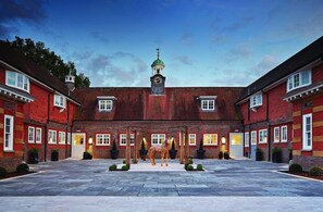 Exterior - Barnett Hill Hotel (Guildford)