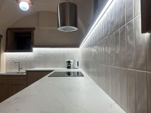 Réfrigérateur, micro-ondes, four, lave-vaisselle