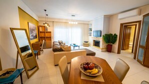 Una sala de estar moderna con sofá, mesa de comedor y televisor.
