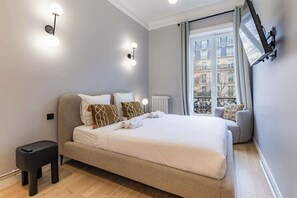 3 habitaciones, tabla de planchar con plancha, wifi y ropa de cama 