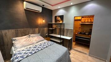 Strykejern/-brett, internettilgang og sengetøy