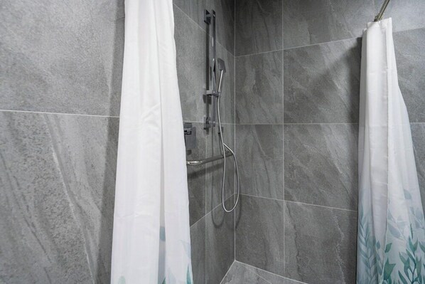Bathroom - Garden INN Airport (Auckland)