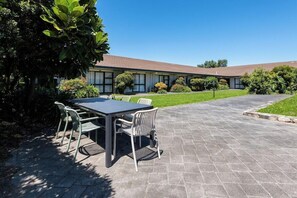 Outdoor dining - Airport Garden Inn (Auckland)