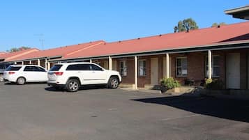 المنطقة المحيطة بالمنشأة