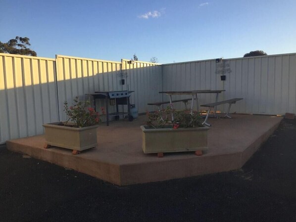 Outdoor dining - Motel 359 (Tamworth)