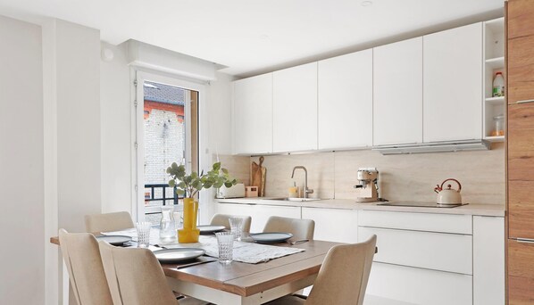 Fridge, microwave, oven, dishwasher - Residence d Exception – A 5 mins de La Defense (La Garenne-Colombes)