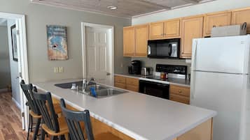 Coffee/tea maker, fridge, microwave, oven