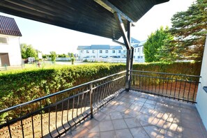 House | Balcony - Holiday Home With Private Sauna and Garden (Postomino)