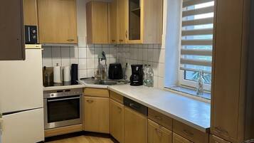 Frigorífico, microondas, horno y placa de cocina