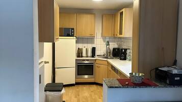 Réfrigérateur, four à micro-ondes, un four, surface de cuisson