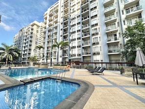 Una piscina al aire libre