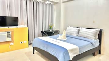 Standard Studio, City View | Desk, free WiFi