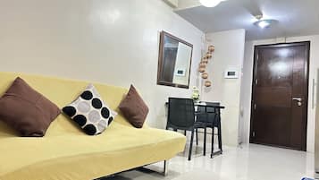 Standard Studio, City View | Living area