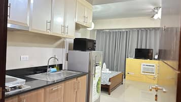 Fridge, microwave, stovetop, cookware/dishes/utensils