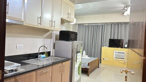 Fridge, microwave, stovetop, cookware/dishes/utensils - One Palm Tree Villas at Newport (Pasay)