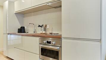 Refrigerador, microondas, horno, placa de cocina