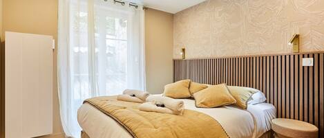 3 bedrooms, iron/ironing board, bed sheets