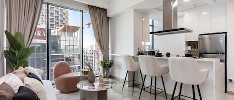 프리미엄 아파트, 침실 1개, 발코니, 시내 전망 | 거실 공간 | 디지털 채널 시청이 가능한 50인치 스마트 TV