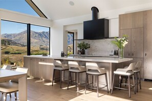 Fridge, microwave, oven, stovetop - The Paddock by MajorDomo | Stunning Rural Property with Spa Pool (Queenstown)