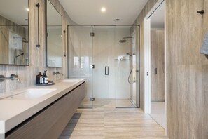 Een douche, handdoeken
