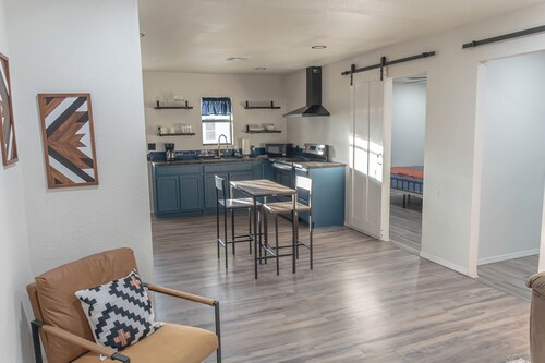 Freshly remodeled 2BR modern rustic duplex in Ardmore, OK. Features King & Queen beds, open living area, full kitchen, and private access. Minutes from dining, shopping, and parks—perfect for business trips, extended stays, or weekend getaways.