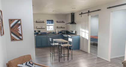Freshly remodeled 2BR modern rustic duplex in Ardmore, OK. Features King & Queen beds, open living area, full kitchen, and private access. Minutes from dining, shopping, and parks—perfect for business trips, extended stays, or weekend getaways.