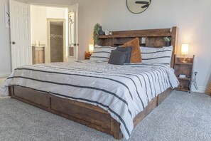 Tabla de planchar con plancha, wifi gratis y ropa de cama 