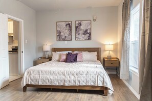 3 bedrooms, free WiFi, bed sheets - Comfortable 3BR, 2BA Fort Worth bungalow with king bed, full kitchen, fast Wi-Fi, and bright living area. Conveniently located near dining, shopping, and attractions. Perfect for families, groups, and business travelers seeking a relaxing stay. (Fort Worth)