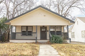 Exterior - Comfortable 3BR, 2BA Fort Worth bungalow with king bed, full kitchen, fast Wi-Fi, and bright living area. Conveniently located near dining, shopping, and attractions. Perfect for families, groups, and business travelers seeking a relaxing stay. (Fort Worth)