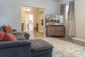TV - Comfortable 3BR, 2BA Fort Worth bungalow with king bed, full kitchen, fast Wi-Fi, and bright living area. Conveniently located near dining, shopping, and attractions. Perfect for families, groups, and business travelers seeking a relaxing stay. (Fort Worth)