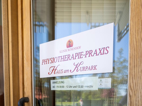 A sign for a physiotherapy practice with operating hours listed. - Liebevoll Eingerichtetes Studio am Kurpark in Bad Birnbach (Bad Birnbach)
