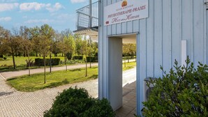 A building with a sign indicating it is a physiotherapy clinic. - Liebevoll Eingerichtetes Studio am Kurpark in Bad Birnbach (Bad Birnbach)