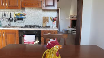 Fridge, oven, stovetop, coffee/tea maker