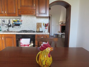 Kühlschrank, Ofen, Herdplatte, Wasserkocher mit Kaffee-/Teezubehör