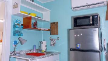 Fridge, microwave, oven, coffee/tea maker